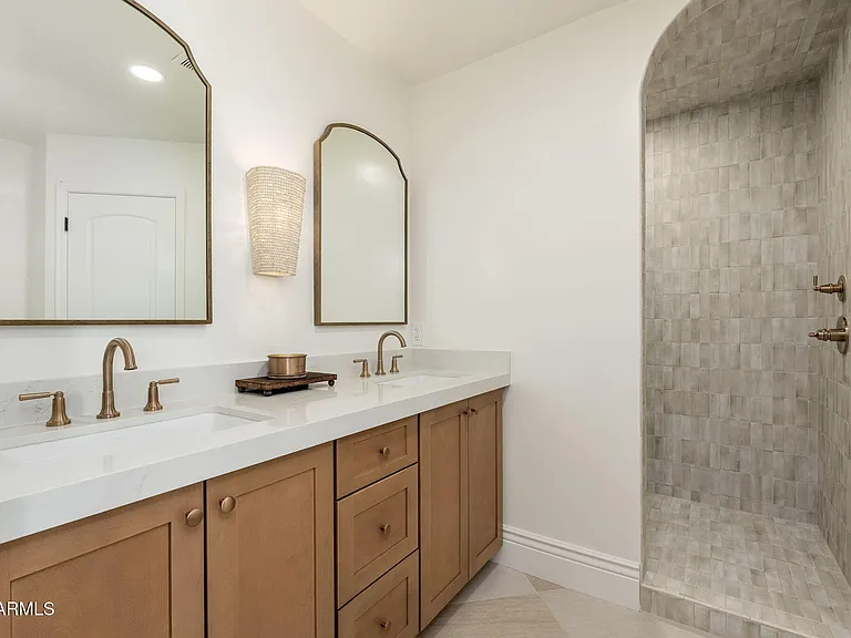 4030 E Fairmount Ave — Photo 19