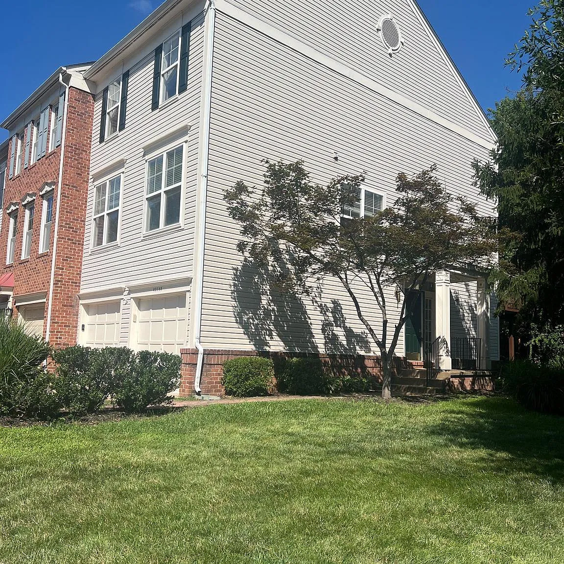 3 bed, 4.0 bath, 2100 sqft, $3,300 — Photo 1