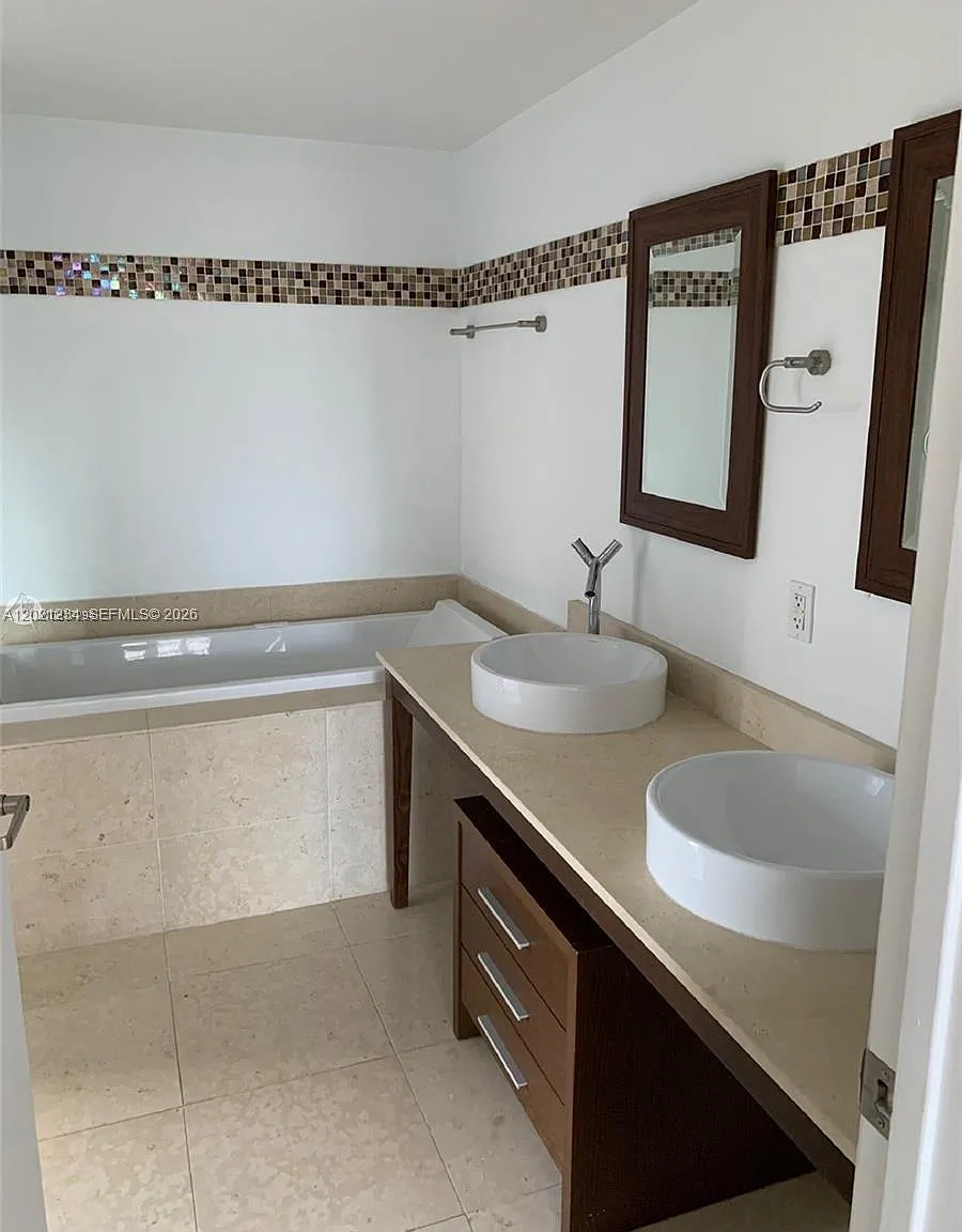 2 bed, 1012 sqft, $4,300 — Photo 4