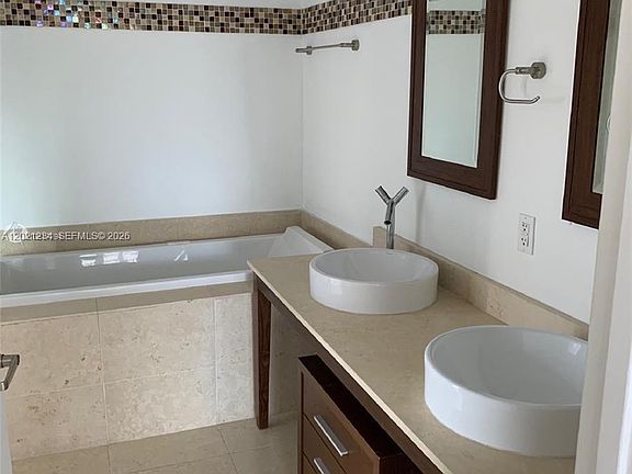 4th image of 475 Brickell Ave #1013