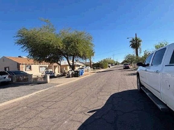 Exterior Neighborhood (street photo)