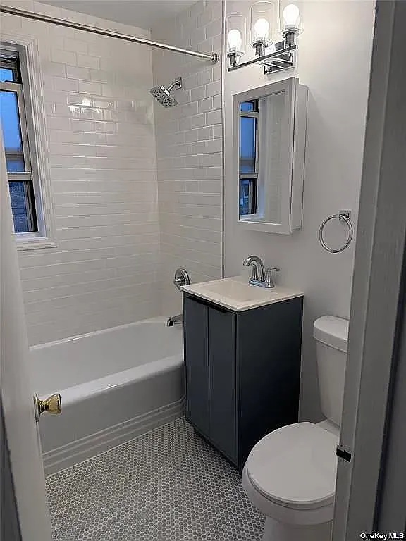 2 bed, 1.0 bath, 876 sqft, $2,950 — Photo 2