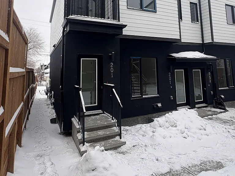 116 43rd Ave NE — Photo 2