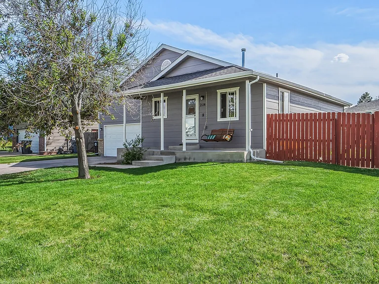 2114 Meadow Dr — Photo 4