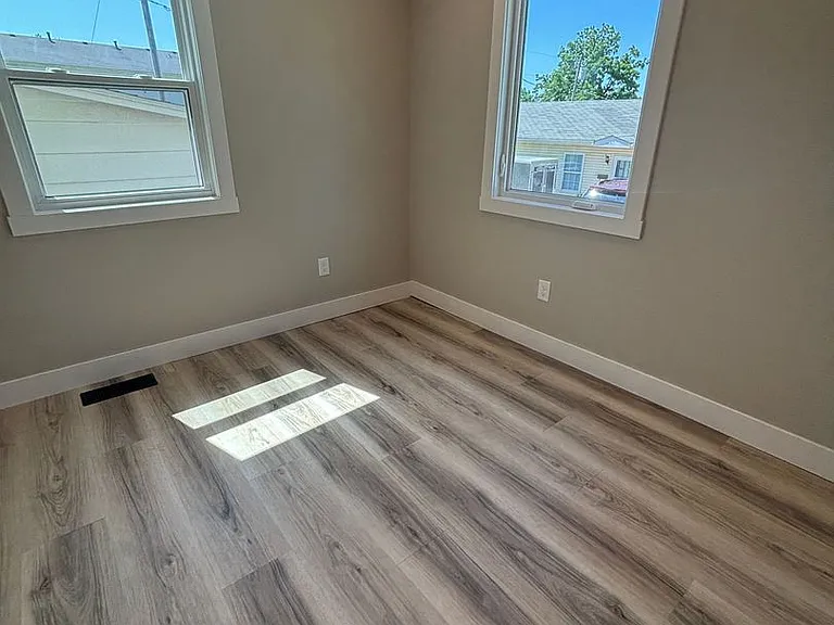 106 E Sycamore St — Photo 19