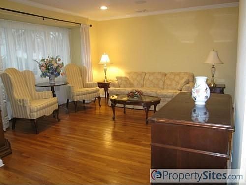 4th image of 274 Southwood Cir