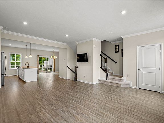 4th image of 160 Cole Dr