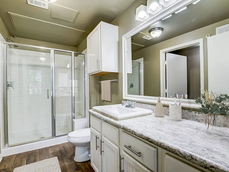Gateway Oaks Apartments — Photo 7