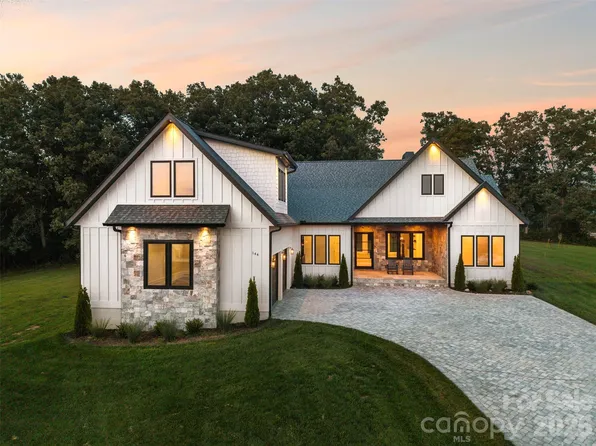 144 Golden Pasture Dr, Fletcher, NC 28732