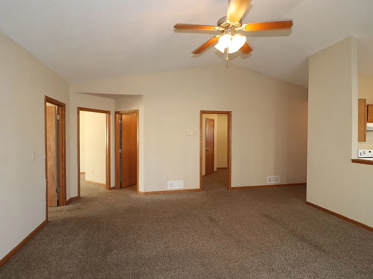 1607 Clover Dr — Photo 5