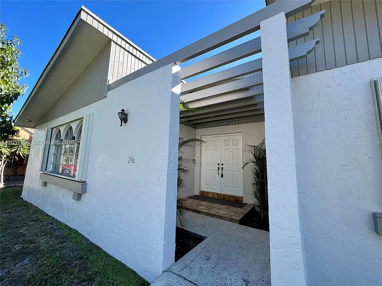 240 SE 7th St — Photo 13