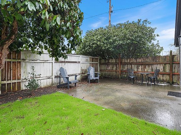 3rd image of 3011 Moore St SE
