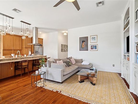 2nd image of 943 N Rendon St
