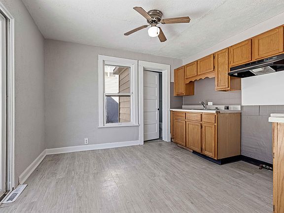 5th image of 2322 Latham St
