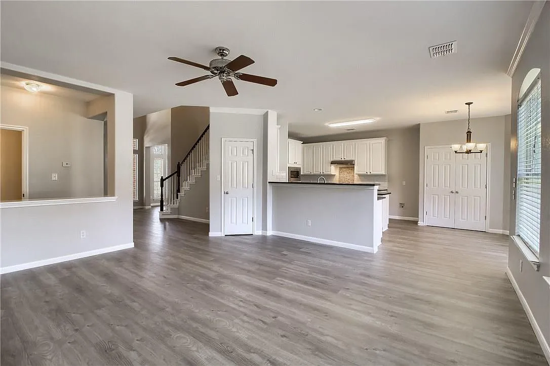 4 bed, 2.5 bath, 2707 sqft, $2,700 — Photo 4