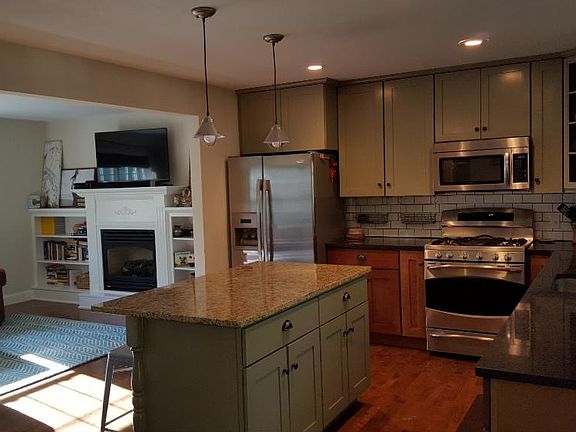 4th image of 284 Warner Ave N