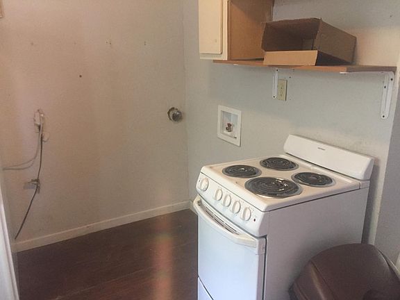 washer/dryer and stove area bath