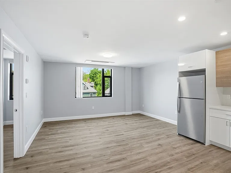 632 Centre St #302 — Photo 2