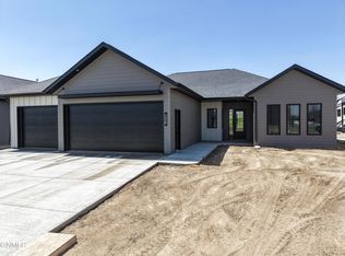 2428 Dutton Cir SE, Mandan, ND 58554