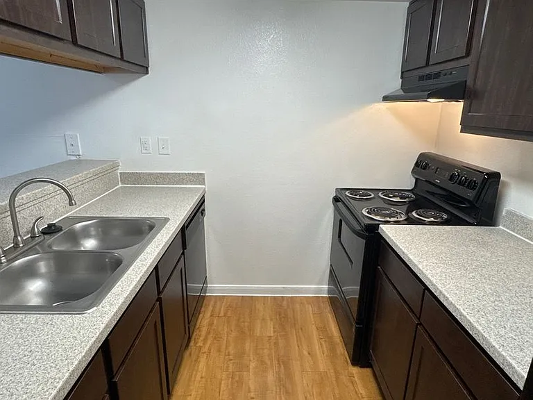 Emerald Cove Apartments — Photo 122