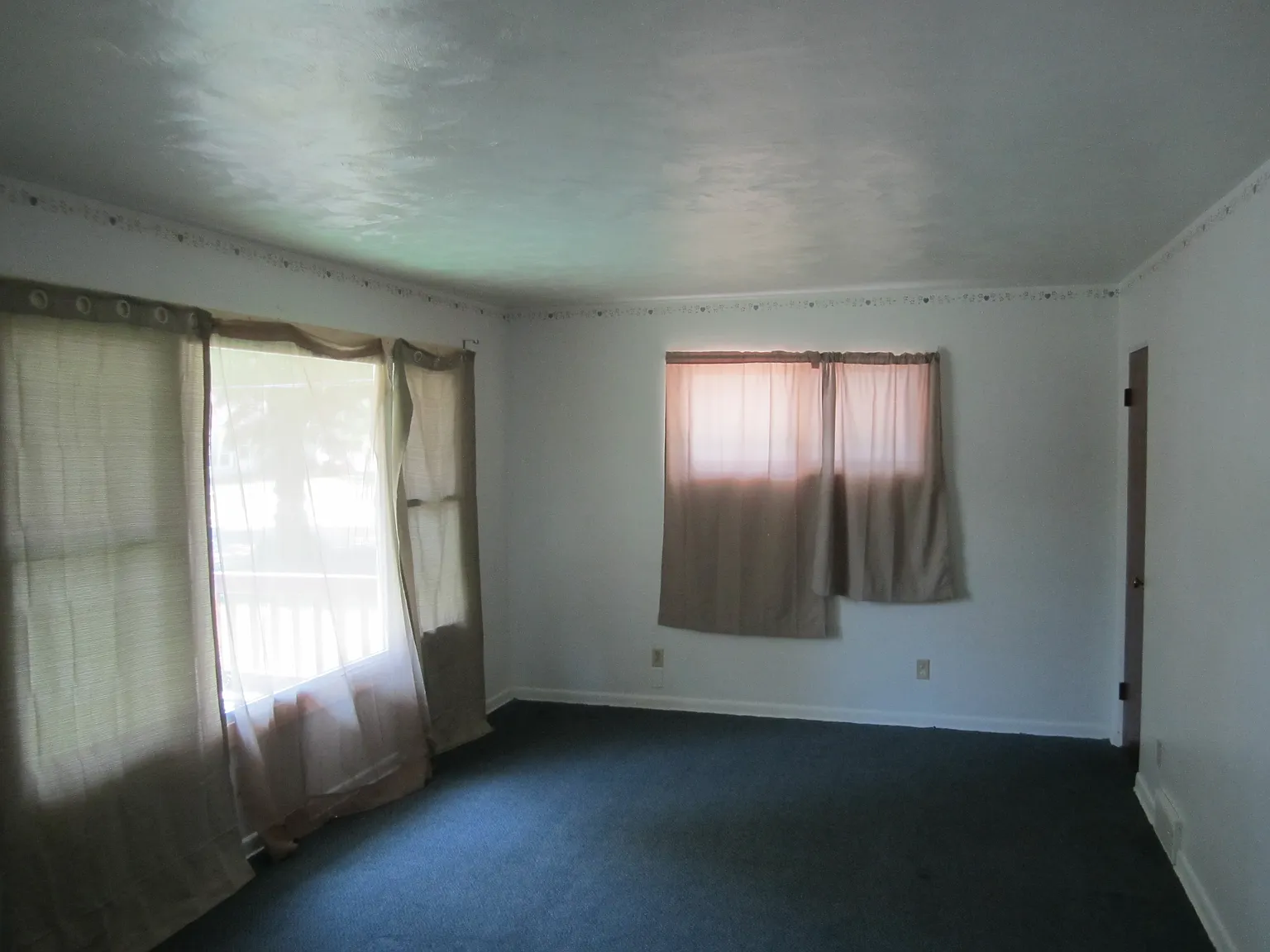 3 bed, 1.0 bath, 912 sqft, $1,200 — Photo 3