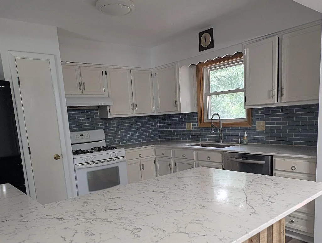 3 bed, 1.5 bath, 2038 sqft, $2,350 — Photo 3