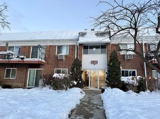 10385 Dearlove Rd APT 1I, Glenview, IL 60025