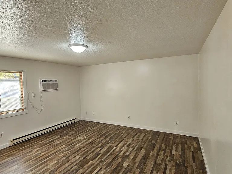 1260 Oakview Dr #4 — Photo 7