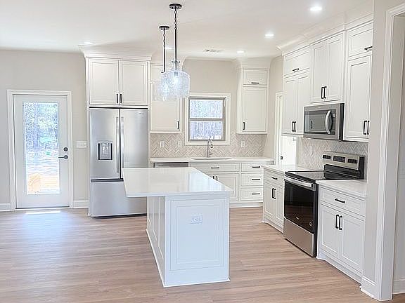 4th image of 222 Hidden Lake Dr