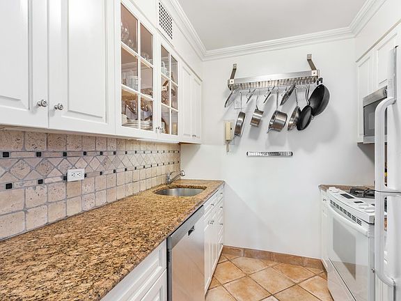 5th image of 200 E 78th St APT 17B