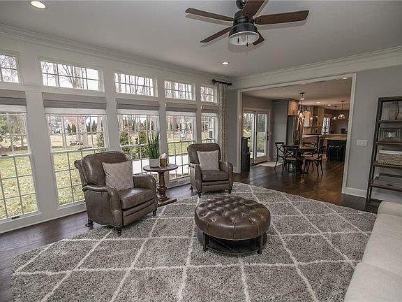 4th image of 364 Williamsburg Dr
