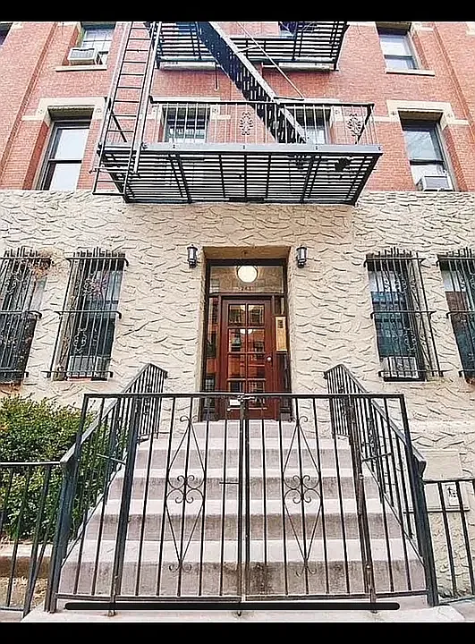 247 W 21st St #3C