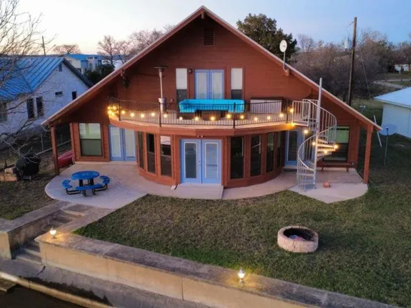 746 E Island Dr, Bluffton, TX 78607