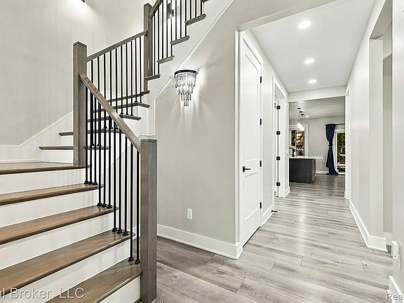 5th image of 46059 Edgewater Dr