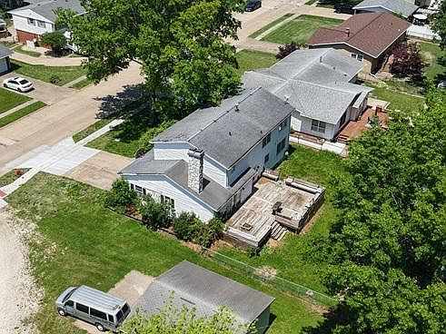 4th image of 522 Melville Ave