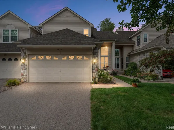 2529 Pine Dr, Wixom, MI 48393