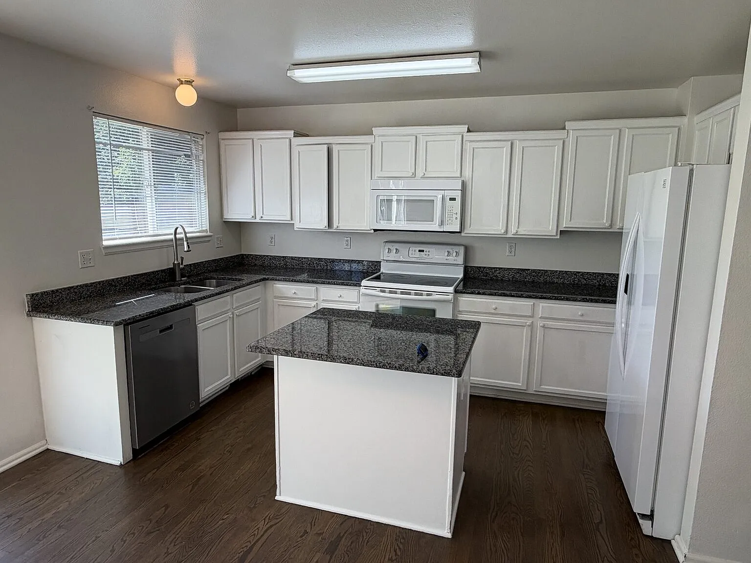 5 bed, 2.5 bath, 2056 sqft, $3,000 — Photo 2