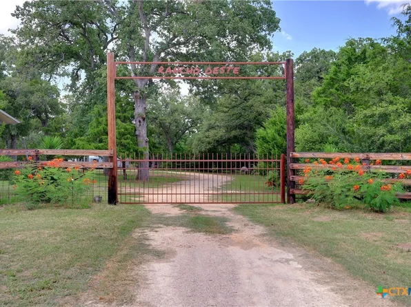 1301 Rolling Oaks Dr, Luling, TX 78648