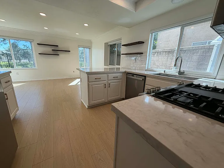 16139 Firestone Ln — Photo 8