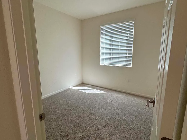 2183 N Renn Ave — Photo 15