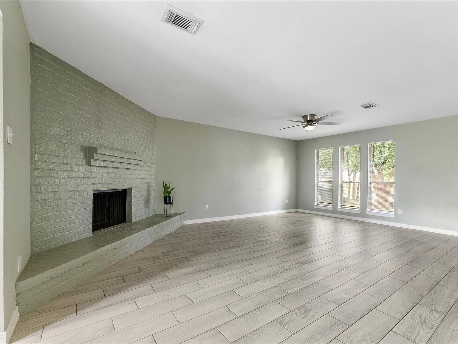 4 bed, 2.0 bath, 1680 sqft, $2,100 — Photo 4
