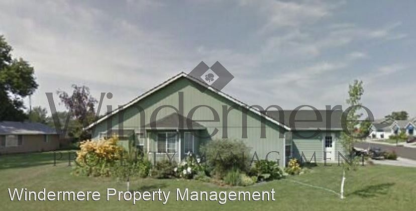 2nd image of 7 NE Mulberry Ct