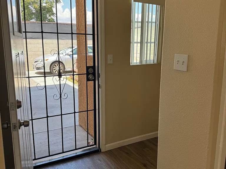 2670 N Humbert Ave — Photo 3