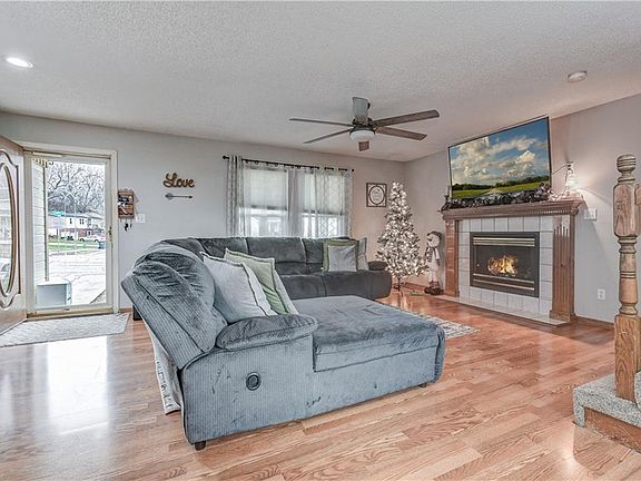 3rd image of 400 NW Leanne Ln