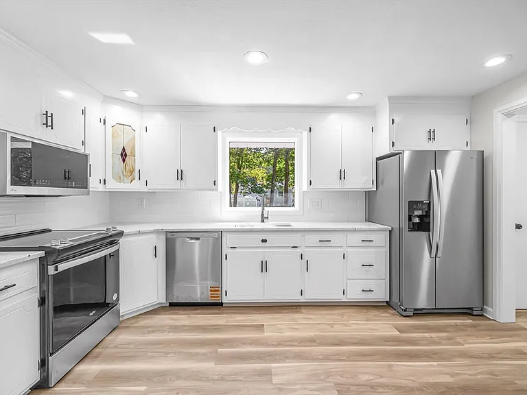 557 Maple Rd #1 — Photo 15