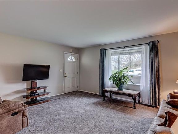 3rd image of 858 Glasgow Dr