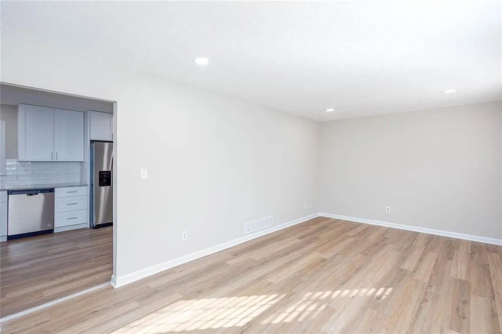 3 bed, 2.0 bath, 1824 sqft, $2,350 — Photo 3