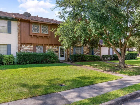 907 Garden Walk Dr, La Porte, TX 77571