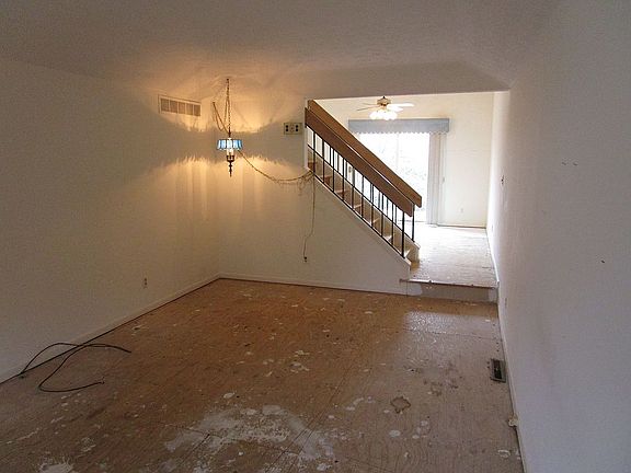 3rd image of 20 Lower Hill Ln