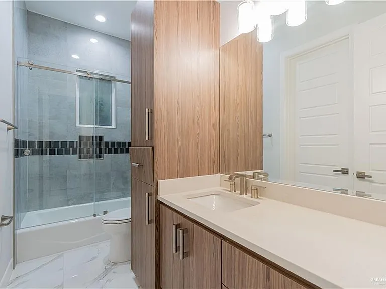 2416 S Thames Dr — Photo 23